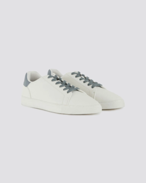 Paire de baskets blanches avec des accents bleu, dotées de lacets blancs et d'une semelle blanche