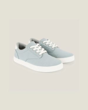 Paire de baskets basses en toile bleu clair, avec des lacets assortis et une semelle blanche