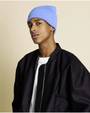 Bonnet bleu en coton, avec une texture douce et confortable sur modèle