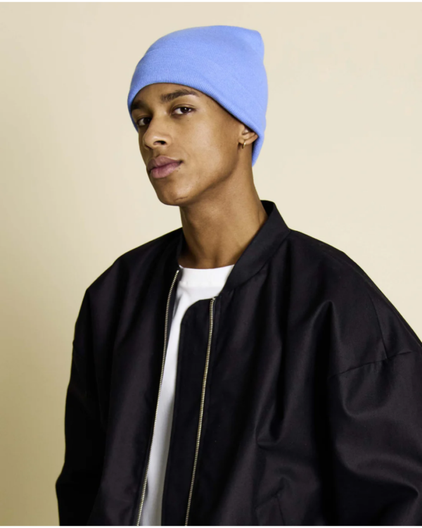 Bonnet bleu en coton, avec une texture douce et confortable sur modèle