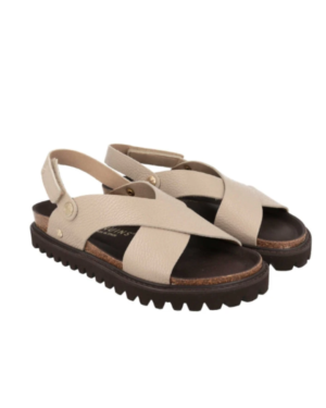 Sandales en cuir beige pour femmes sur fond neutre